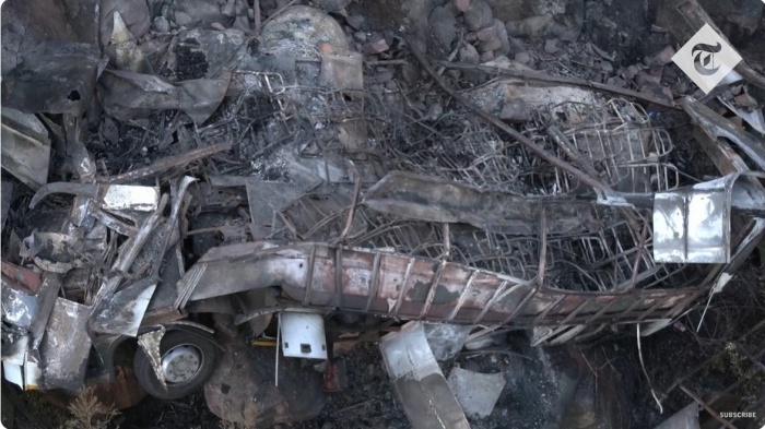 巴士翻落山谷後起火焚燒之後的殘骸。（圖／YouTube@The Telegraph影片截圖）
